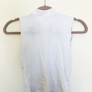 Sleeveless turtleneck